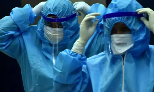 മുൻനിര പോരാളികളിലും കോവിഡ് വ്യാപനം; ആരോഗ്യപ്രവർത്തകരിലും പൊലീസുകാരിലും രോഗം വർധിക്കുന്നു മുൻനിര പോരാളികളിലും കോവിഡ് വ്യാപനം; ആരോഗ്യപ്രവർത്തകരിലും പൊലീസുകാരിലും രോഗം വർധിക്കുന്നു