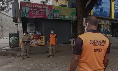 പാലക്കാട്ട് പൊലീസും സേവാഭാരതിയും ചേർന്ന് വാഹന പരിശോധന നടത്തിയെന്ന് പരാതി