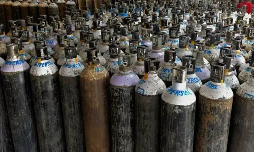 കേരളത്തിൽ ഇപ്പോൾ പ്രതിദിനം ഉത്പാദിപ്പിക്കുന്ന ഓക്സിജൻ കേരളത്തിൽ തന്നെ ഉപയോഗിക്കാൻ അനുമതി നൽകണമെന്ന് ആവശ്യപ്പെട്ടതായി മുഖ്യമന്ത്രി കേരളത്തിൽ ഇപ്പോൾ പ്രതിദിനം ഉത്പാദിപ്പിക്കുന്ന ഓക്സിജൻ കേരളത്തിൽ തന്നെ ഉപയോഗിക്കാൻ അനുമതി നൽകണമെന്ന് ആവശ്യപ്പെട്ടതായി മുഖ്യമന്ത്രി