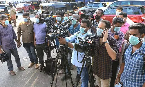 മാധ്യമ പ്രവർത്തകരെ കോവിഡ് മുന്നണിപോരാളികളായി പ്രഖ്യാപിക്കണമെന്ന് ആവശ്യം