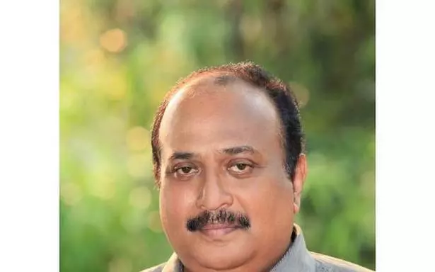 ഹിറ്റുകളുടെ കഥാകാരന് കണ്ണീരോടെ വിട