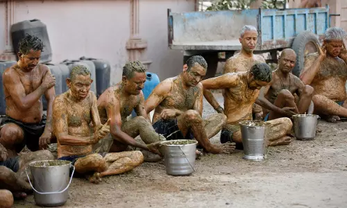 ചാണകം വാരി തേക്കരുത്, അത് കോവിഡിനുള്ള മരുന്നല്ല... മറ്റ് അസുഖങ്ങൾ വരും മുന്നറിയിപ്പുമായി ആരോഗ്യ വിദഗ്ധർ