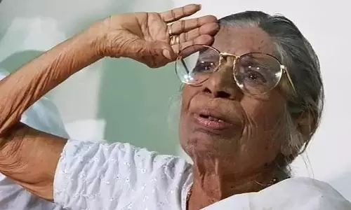 പുറത്താക്കിയ കലാലയത്തിലേക്ക് 63  വര്‍ഷങ്ങള്‍ക്ക് ശേഷമെത്തിയ  ഗൗരിയമ്മ