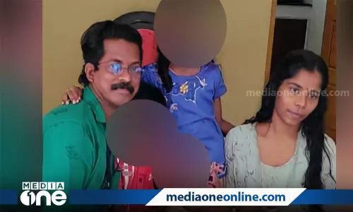 കൊല്ലത്ത് ഒരു കുടുംബത്തിലെ മൂന്നു പേരെ മരിച്ച നിലയിൽ കണ്ടെത്തി കൊല്ലത്ത് ഒരു കുടുംബത്തിലെ മൂന്നു പേരെ മരിച്ച നിലയിൽ കണ്ടെത്തി