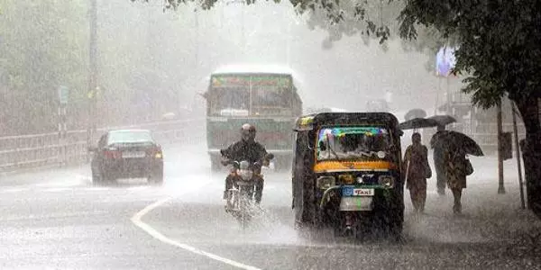 തിരുവനന്തപുരത്ത് ഇന്നലെ രാത്രിയുണ്ടായ കനത്തമഴയില്‍ താഴ്ന്ന പ്രദേശങ്ങള്‍ വെള്ളത്തിനടിയിലായി