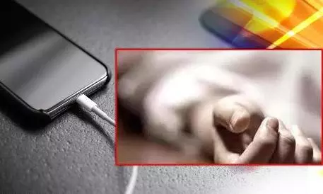 ചാർജിംഗിനിടെ മൊബൈൽ ഫോണിൽ ഗെയിം കളിച്ച സ്ത്രീ ഷോക്കേറ്റ് മരിച്ചു ചാർജിംഗിനിടെ മൊബൈൽ ഫോണിൽ ഗെയിം കളിച്ച സ്ത്രീ ഷോക്കേറ്റ് മരിച്ചു