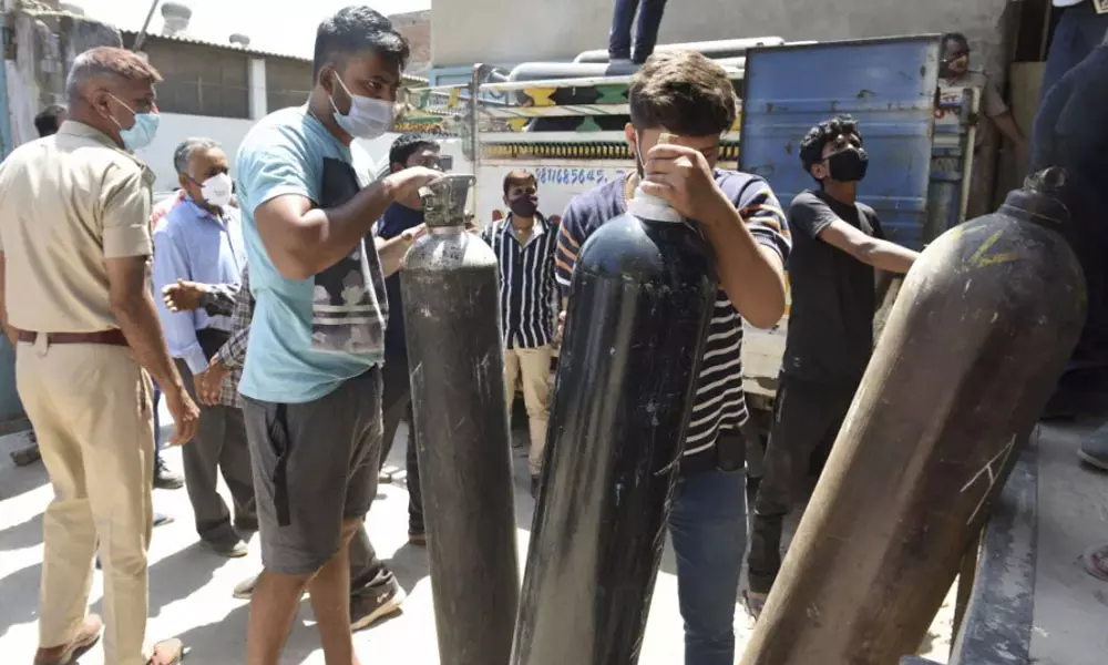 കാസർകോട് ഓക്സിജൻ ക്ഷാമം തുടരുന്നു; പൊതുജനങ്ങളോട് സഹായം അഭ്യര്ത്ഥിച്ച് ജില്ലാ കളക്ടര് കാസർകോട് ഓക്സിജൻ ക്ഷാമം തുടരുന്നു; പൊതുജനങ്ങളോട് സഹായം അഭ്യര്ത്ഥിച്ച് ജില്ലാ കളക്ടര്