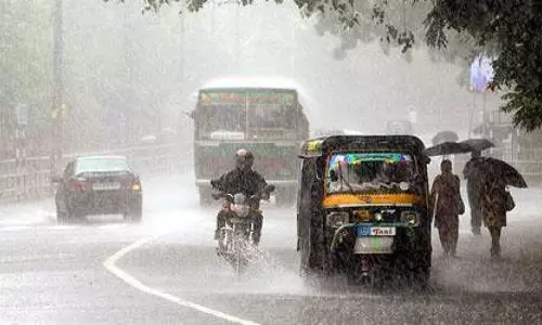 തിരുവനന്തപുരത്ത് ഇന്നലെ രാത്രിയുണ്ടായ കനത്തമഴയില്‍ താഴ്ന്ന പ്രദേശങ്ങള്‍ വെള്ളത്തിനടിയിലായി
