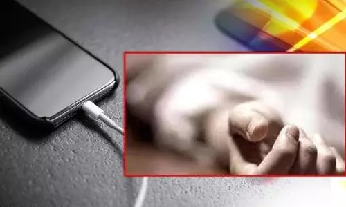 ചാർജിംഗിനിടെ മൊബൈൽ ഫോണിൽ ഗെയിം കളിച്ച സ്​ത്രീ ഷോക്കേറ്റ്​ മരിച്ചു