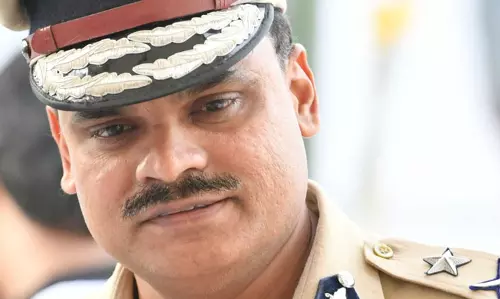 എഡിജിപി വിജയ് സാഖറെയുടെ പേരിൽ വ്യാജ ഫേസ് ബുക്ക് അക്കൗണ്ട് ഉണ്ടാക്കി പണം തട്ടാൻ ശ്രമം എഡിജിപി വിജയ് സാഖറെയുടെ പേരിൽ വ്യാജ ഫേസ് ബുക്ക് അക്കൗണ്ട് ഉണ്ടാക്കി പണം തട്ടാൻ ശ്രമം