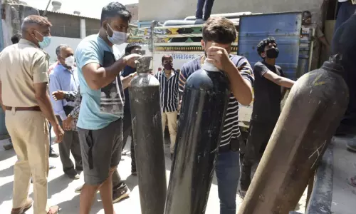 കാസർകോട് ഓക്സിജൻ ക്ഷാമം തുടരുന്നു; പൊതുജനങ്ങളോട് സഹായം അഭ്യര്ത്ഥിച്ച് ജില്ലാ കളക്ടര് കാസർകോട് ഓക്സിജൻ ക്ഷാമം തുടരുന്നു; പൊതുജനങ്ങളോട് സഹായം അഭ്യര്ത്ഥിച്ച് ജില്ലാ കളക്ടര്