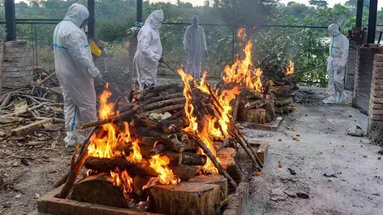 ഒരു മകന്റെ സംസ്കാരത്തിന് ശേഷം വീട്ടിലെത്തിയ വൃദ്ധ ദമ്പതികള് കണ്ടത് മരിച്ചു കിടക്കുന്ന മറ്റൊരു മകനെ; നോയിഡയിലെ ഗ്രാമത്തില് 14 ദിവസത്തിനുള്ളില് മരിച്ചത് 18 പേര് ഒരു മകന്റെ സംസ്കാരത്തിന് ശേഷം വീട്ടിലെത്തിയ വൃദ്ധ ദമ്പതികള് കണ്ടത് മരിച്ചു കിടക്കുന്ന മറ്റൊരു മകനെ; നോയിഡയിലെ ഗ്രാമത്തില് 14 ദിവസത്തിനുള്ളില് മരിച്ചത് 18 പേര്