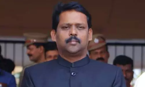 ഓക്സിജൻ സിലിണ്ടറിനായി പൊതുജനങ്ങളോട് സഹായം അഭ്യർത്ഥിച്ച് കലക്ടർ; പ്രതിഷേധവുമായി ജനങ്ങൾ ഓക്സിജൻ സിലിണ്ടറിനായി പൊതുജനങ്ങളോട് സഹായം അഭ്യർത്ഥിച്ച് കലക്ടർ; പ്രതിഷേധവുമായി ജനങ്ങൾ