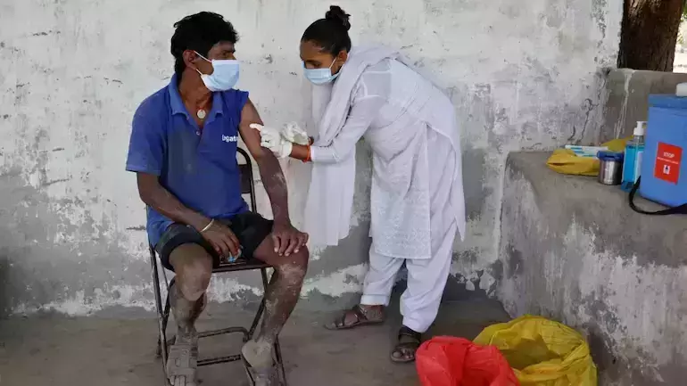 വ്യത്യസ്ത വാക്സിനുകള് സ്വീകരിക്കുന്നവരില് പാര്ശ്വഫലങ്ങള് ഉണ്ടാകാന് സാധ്യതയെന്ന് റിപ്പോര്ട്ട് വ്യത്യസ്ത വാക്സിനുകള് സ്വീകരിക്കുന്നവരില് പാര്ശ്വഫലങ്ങള് ഉണ്ടാകാന് സാധ്യതയെന്ന് റിപ്പോര്ട്ട്