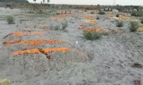 യു.പിയില്‍ ഗംഗാതീരത്ത് മൃതദേഹങ്ങള്‍ മണലില്‍ കുഴിച്ചിട്ട നിലയില്‍