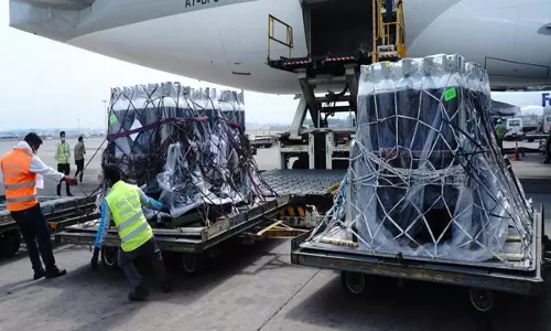 ഇന്ത്യക്ക് 1200 സിലിണ്ടറുകളെത്തിച്ച് ബ്രിട്ടന്‍