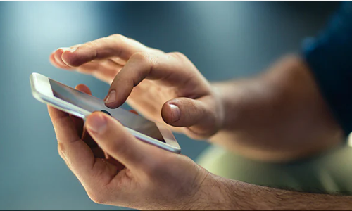 മരിച്ചുകൊണ്ടിരിക്കുന്ന കോവിഡ് രോഗിയായ അമ്മക്ക് വേണ്ടി അദ്ദേഹം വീഡിയോ കോളിലൂടെ പാടി; സോഷ്യല്‍മീഡിയയെ കണ്ണീരിലാഴ്ത്തി ഡോക്ടറുടെ ട്വീറ്റ്