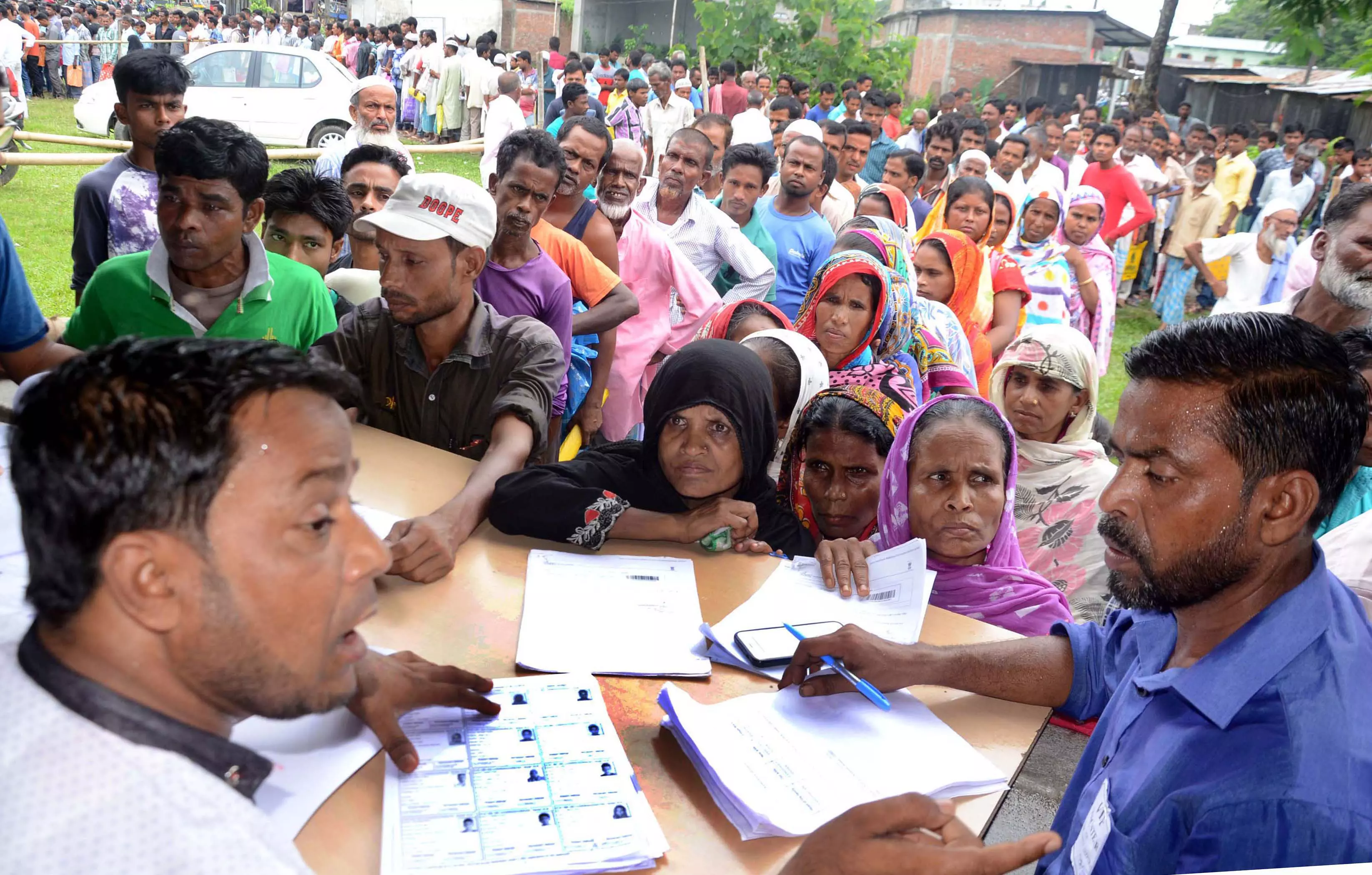 അസം പൗരത്വ പട്ടികയില് ഗുരുതര ക്രമക്കേട്: എൻആർസിയുടെ പുതിയ കോർഡിനേറ്റർ സുപ്രീംകോടതിയില് അസം പൗരത്വ പട്ടികയില് ഗുരുതര ക്രമക്കേട്: എൻആർസിയുടെ പുതിയ കോർഡിനേറ്റർ സുപ്രീംകോടതിയില്