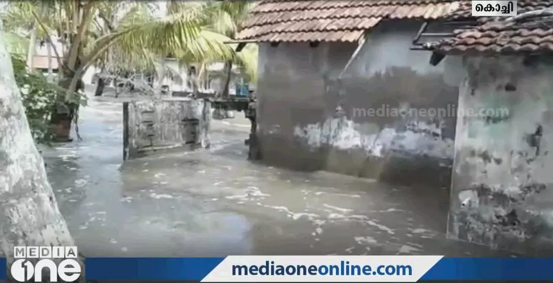 ശക്തമായ കടല് ക്ഷോഭം: വിവിധയിടങ്ങളില് ആളുകളെ മാറ്റിപ്പാര്പ്പിക്കുന്നു, കൊല്ലത്ത് 6 കപ്പലുകള് നങ്കൂരമിട്ടു ശക്തമായ കടല് ക്ഷോഭം: വിവിധയിടങ്ങളില് ആളുകളെ മാറ്റിപ്പാര്പ്പിക്കുന്നു, കൊല്ലത്ത് 6 കപ്പലുകള് നങ്കൂരമിട്ടു