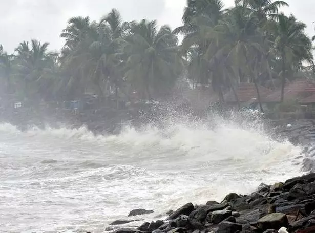 തൃശൂര്‍,മലപ്പുറം,കോഴിക്കോട് ജില്ലകളില്‍ കടലാക്രമണം രൂക്ഷം; വെള്ളക്കെട്ട്, വീടുകള്‍ തകര്‍ന്നു