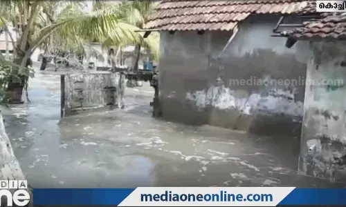 ശക്തമായ കടല്‍ ക്ഷോഭം: വിവിധയിടങ്ങളില്‍ ആളുകളെ മാറ്റിപ്പാര്‍പ്പിക്കുന്നു, കൊല്ലത്ത് 6 കപ്പലുകള്‍ നങ്കൂരമിട്ടു