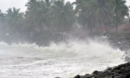 തൃശൂര്‍,മലപ്പുറം,കോഴിക്കോട് ജില്ലകളില്‍ കടലാക്രമണം രൂക്ഷം; വെള്ളക്കെട്ട്, വീടുകള്‍ തകര്‍ന്നു