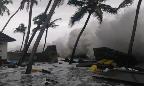 എറണാകുളം ജില്ലയില്‍ കനത്ത മഴ തുടരുന്നു; ചെല്ലാനത്ത് കടലാക്രമണത്തില്‍ ഭൂരിഭാഗം വീടുകളും വെള്ളത്തിനടിയില്‍