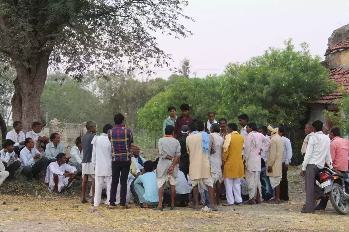 വാഴയിലയില്‍ തുപ്പും, അത് നക്കിത്തുടക്കണം; രണ്ടാം വിവാഹം ചെയ്ത യുവതിക്ക് വിചിത്ര ശിക്ഷയുമായി നാട്ടുകോടതി