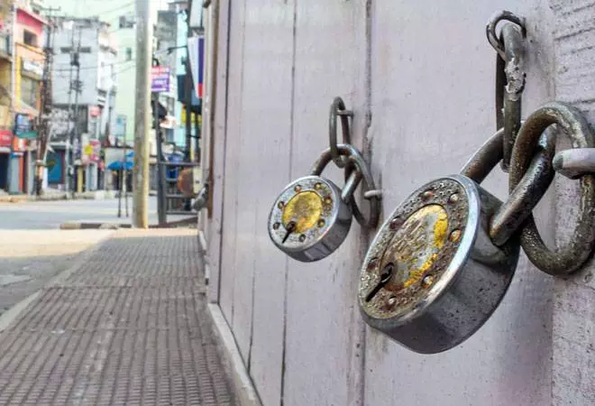 നാല് ജില്ലകളില് ട്രിപ്പിള് ലോക്ഡൗൺ: നിയന്ത്രണങ്ങള് ഇവയാണ്.. നാല് ജില്ലകളില് ട്രിപ്പിള് ലോക്ഡൗൺ: നിയന്ത്രണങ്ങള് ഇവയാണ്..