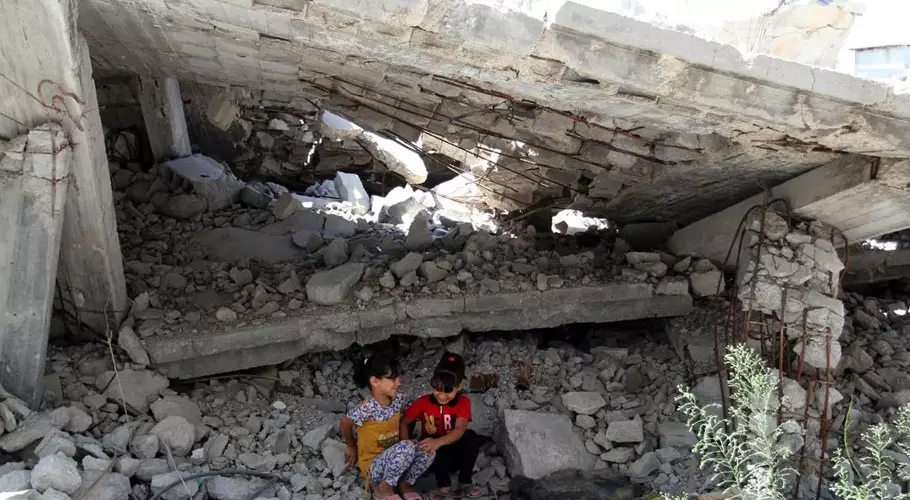 കളിച്ചുവളർന്ന വീട് ബാക്കിയായില്ലെങ്കിലെന്താ, വളർത്തുമത്സ്യങ്ങളെ തിരികെക്കിട്ടിയല്ലോ; ഗസ്സയിലെ ദുരന്തക്കാഴ്ചകൾക്കിടയിൽ കണ്ണുനിറയിച്ച് കുരുന്നുകൾ കളിച്ചുവളർന്ന വീട് ബാക്കിയായില്ലെങ്കിലെന്താ, വളർത്തുമത്സ്യങ്ങളെ തിരികെക്കിട്ടിയല്ലോ; ഗസ്സയിലെ ദുരന്തക്കാഴ്ചകൾക്കിടയിൽ കണ്ണുനിറയിച്ച് കുരുന്നുകൾ