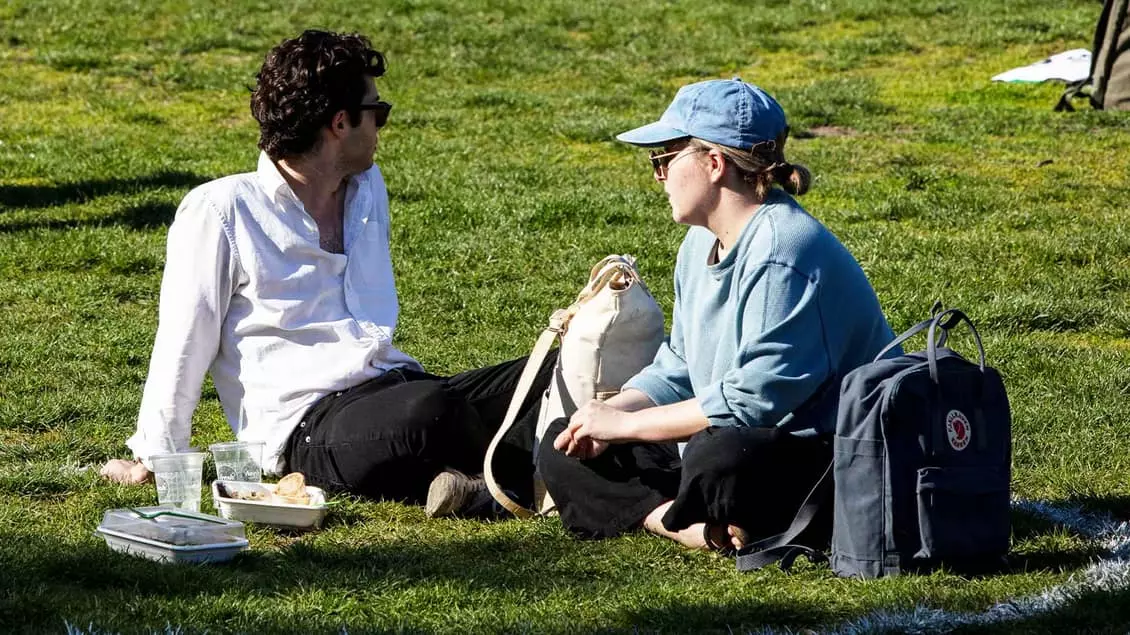 ഒരു ഡോസ് വാക്സിനെടുത്ത കാനഡക്കാര്ക്ക് പുറത്തുള്ളവരുമായി ഇടപഴകാം; അടച്ചിട്ട മുറികളില് ഒത്തുകൂടല് വേണ്ടെന്ന് അധികൃതര് ഒരു ഡോസ് വാക്സിനെടുത്ത കാനഡക്കാര്ക്ക് പുറത്തുള്ളവരുമായി ഇടപഴകാം; അടച്ചിട്ട മുറികളില് ഒത്തുകൂടല് വേണ്ടെന്ന് അധികൃതര്