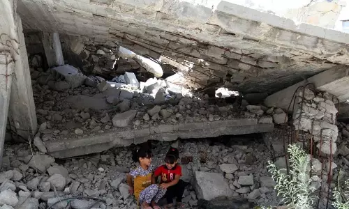 കളിച്ചുവളർന്ന വീട് ബാക്കിയായില്ലെങ്കിലെന്താ, വളർത്തുമത്സ്യങ്ങളെ തിരികെക്കിട്ടിയല്ലോ; ഗസ്സയിലെ ദുരന്തക്കാഴ്ചകൾക്കിടയിൽ കണ്ണുനിറയിച്ച് കുരുന്നുകൾ കളിച്ചുവളർന്ന വീട് ബാക്കിയായില്ലെങ്കിലെന്താ, വളർത്തുമത്സ്യങ്ങളെ തിരികെക്കിട്ടിയല്ലോ; ഗസ്സയിലെ ദുരന്തക്കാഴ്ചകൾക്കിടയിൽ കണ്ണുനിറയിച്ച് കുരുന്നുകൾ