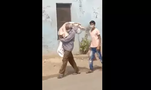 കയ്യില് പണമില്ല, ആരും സഹായിച്ചില്ല; കോവിഡ് ബാധിച്ച് മരിച്ച മകളുടെ മൃതദേഹം തോളിലേറ്റി പിതാവ് ശ്മശാനത്തിലേക്ക്.. കയ്യില് പണമില്ല, ആരും സഹായിച്ചില്ല; കോവിഡ് ബാധിച്ച് മരിച്ച മകളുടെ മൃതദേഹം തോളിലേറ്റി പിതാവ് ശ്മശാനത്തിലേക്ക്..