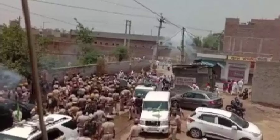 ഹരിയാനയില്‍ പ്രതിഷേധിച്ച കര്‍ഷകര്‍ക്ക് നേരെ പോലീസ് അതിക്രമം