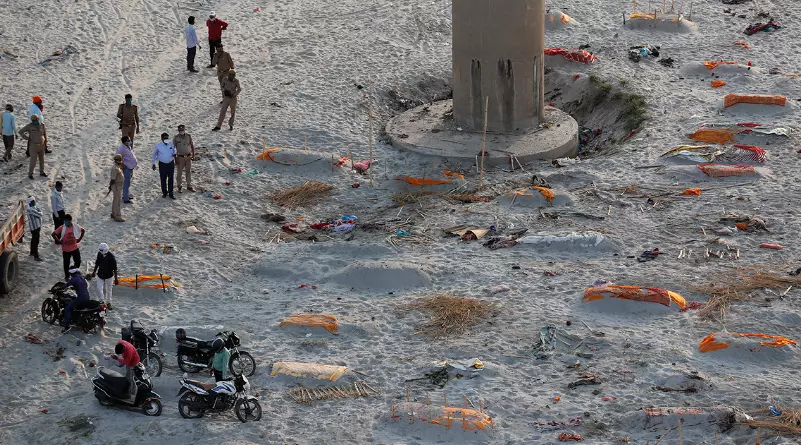 പ്രയാഗ്രാജില് ഗംഗാതീരത്ത് മൃതദേഹങ്ങള് മണലില് കുഴിച്ചിട്ട നിലയില് പ്രയാഗ്രാജില് ഗംഗാതീരത്ത് മൃതദേഹങ്ങള് മണലില് കുഴിച്ചിട്ട നിലയില്