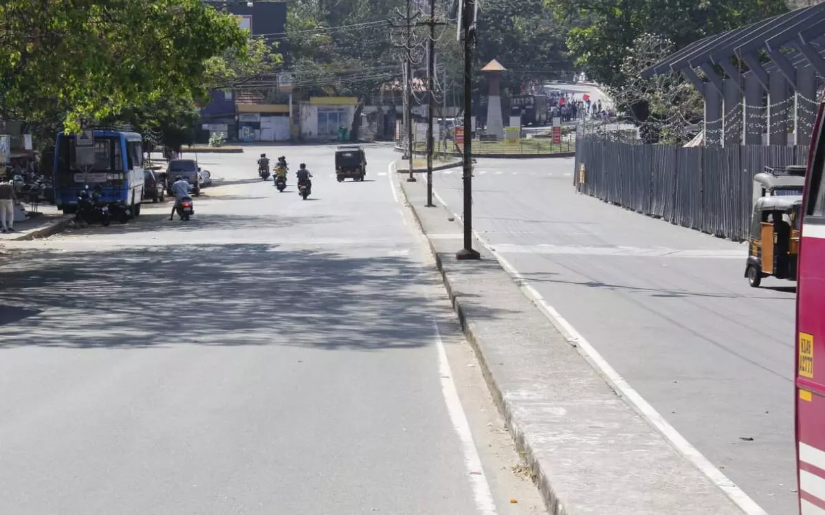 ട്രിപ്പിൾ ലോക്ക്ഡൗൺ: തൃശൂർ ജില്ലയിലെ നിയന്ത്രണങ്ങൾ ഇങ്ങനെ ട്രിപ്പിൾ ലോക്ക്ഡൗൺ: തൃശൂർ ജില്ലയിലെ നിയന്ത്രണങ്ങൾ ഇങ്ങനെ