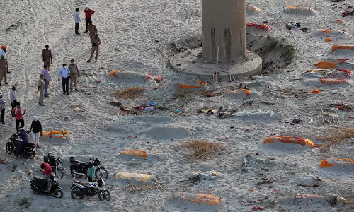 പ്രയാഗ്‌രാജില്‍ ഗംഗാതീരത്ത് മൃതദേഹങ്ങള്‍ മണലില്‍ കുഴിച്ചിട്ട നിലയില്‍