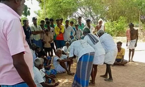 കോവിഡ് മാനദണ്ഡം ലംഘിച്ചു; തമിഴ്‌നാട്ടിൽ ദലിത് വയോധികരെ കാലിൽവീണു മാപ്പുപറയിച്ച് പഞ്ചായത്ത് കോടതി
