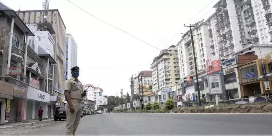 ട്രിപ്പിള്‍  ലോക്കിട്ട് നാല് ജില്ലകള്‍: ജില്ലാ അതിര്‍ത്തികള്‍ അടച്ചു