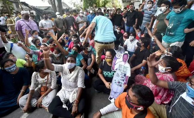 നാരദ കൈക്കൂലിക്കേസ്: സിബിഐ ആസ്ഥാനത്തും ഗവർണറുടെ വസതിയിലും പ്രതിഷേധവുമായി തൃണമൂൽ പ്രവർത്തകർ നാരദ കൈക്കൂലിക്കേസ്: സിബിഐ ആസ്ഥാനത്തും ഗവർണറുടെ വസതിയിലും പ്രതിഷേധവുമായി തൃണമൂൽ പ്രവർത്തകർ