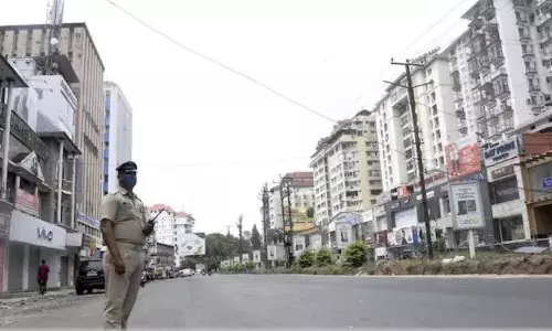 ട്രിപ്പിള് ലോക്കിട്ട് നാല് ജില്ലകള്: ജില്ലാ അതിര്ത്തികള് അടച്ചു ട്രിപ്പിള് ലോക്കിട്ട് നാല് ജില്ലകള്: ജില്ലാ അതിര്ത്തികള് അടച്ചു