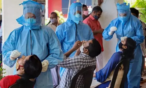 രോഗികളേക്കാള്‍ കൂടുതല്‍ രോഗമുക്തര്‍, ടെസ്റ്റ് പോസിറ്റിവിറ്റി കുറഞ്ഞു; കേരളത്തിന് നേരിയ ആശ്വാസം