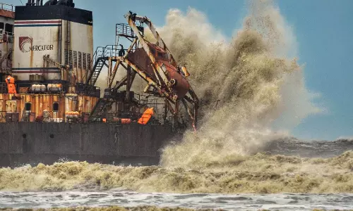 ടോക്ട്ടെ മുംബൈ തീരത്തോട് അടുക്കുന്നു; ഇതിനോടകം തകർന്നത് അറുനൂറോളം കെട്ടിടങ്ങൾ