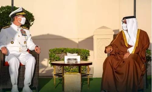 യു.എസ് അഞ്ചാം കപ്പൽ പട മേധാവിയെ ബഹ്റൈൻ പ്രധാനമന്ത്രി സ്വീകരിച്ചു യു.എസ് അഞ്ചാം കപ്പൽ പട മേധാവിയെ ബഹ്റൈൻ പ്രധാനമന്ത്രി സ്വീകരിച്ചു