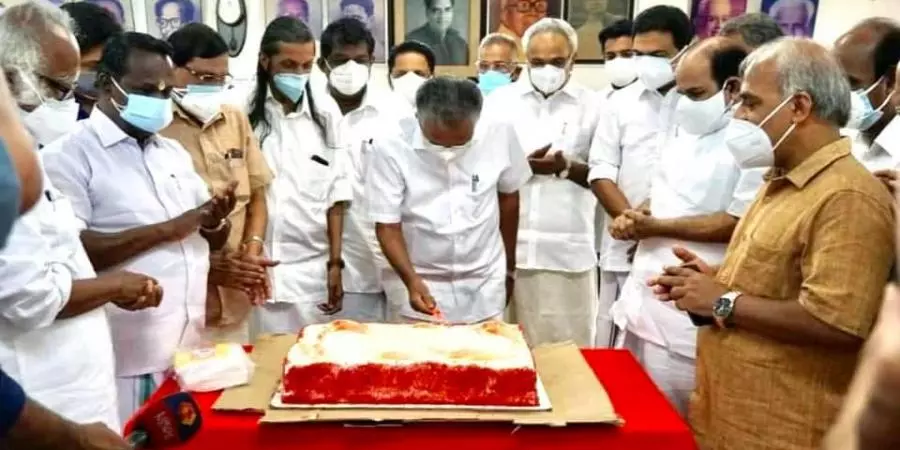 മുഖ്യമന്ത്രിയും സംഘവും ചെയ്തത് 5 വര്ഷം വരെ തടവ് ലഭിക്കാവുന്ന കുറ്റം: പി സി തോമസ് പരാതി നല്കി മുഖ്യമന്ത്രിയും സംഘവും ചെയ്തത് 5 വര്ഷം വരെ തടവ് ലഭിക്കാവുന്ന കുറ്റം: പി സി തോമസ് പരാതി നല്കി