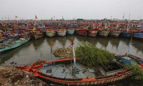 ഗുജറാത്തില് കരയില് പ്രവേശിച്ച ടോക്ടേ ചുഴലിക്കാറ്റ് ദുര്ബലമായി ഗുജറാത്തില് കരയില് പ്രവേശിച്ച ടോക്ടേ ചുഴലിക്കാറ്റ് ദുര്ബലമായി