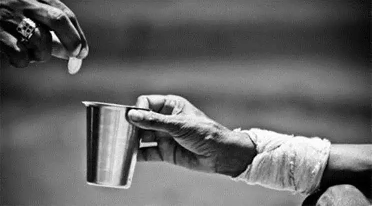 രണ്ട് തടിപ്പെട്ടികളിലായി പത്ത് ലക്ഷം രൂപ; മരണപ്പെട്ട യാചകന്റെ വീട് പരിശോധിച്ചവർ ഞെട്ടി