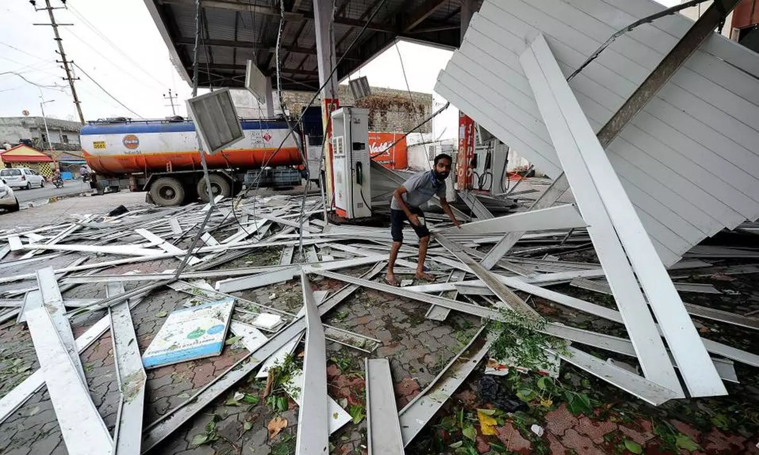 ടൗട്ടെ ചുഴലിക്കാറ്റ്: ഗുജറാത്തില് മരിച്ചവരുടെ എണ്ണം 45 ആയി ടൗട്ടെ ചുഴലിക്കാറ്റ്: ഗുജറാത്തില് മരിച്ചവരുടെ എണ്ണം 45 ആയി