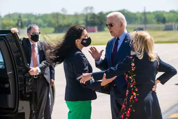 ഇസ്രായേലിനെ പിന്തുണയ്ക്കുകയല്ല, ഫലസ്തീൻ ജീവനുകൾ രക്ഷിക്കാൻ ഇടപെടൂ; ജോ ബൈഡനോട് മുഖാമുഖം ഏറ്റുമുട്ടി റാഷിദ ത്ലൈബ് ഇസ്രായേലിനെ പിന്തുണയ്ക്കുകയല്ല, ഫലസ്തീൻ ജീവനുകൾ രക്ഷിക്കാൻ ഇടപെടൂ; ജോ ബൈഡനോട് മുഖാമുഖം ഏറ്റുമുട്ടി റാഷിദ ത്ലൈബ്