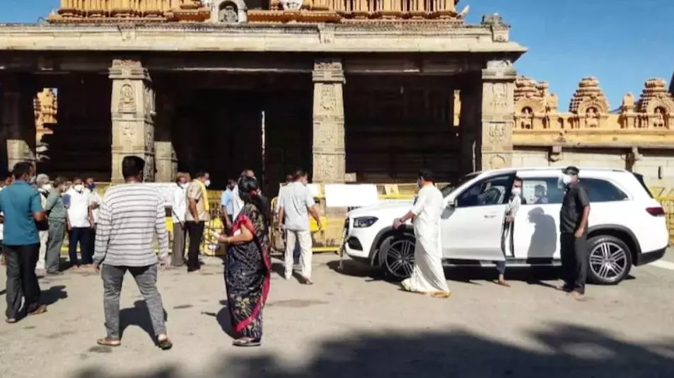 ലോക്ഡൗൺ നിയന്ത്രണങ്ങൾ ലംഘിച്ച് യെദിയൂരപ്പയുടെ മകന്റെ ക്ഷേത്രസന്ദർശനം; വിവാദം പുകയുന്നു